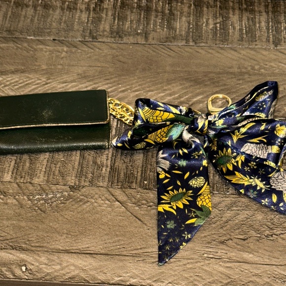 🍀Authentic🍀 green LV card and key holder - Picture 2 of 8